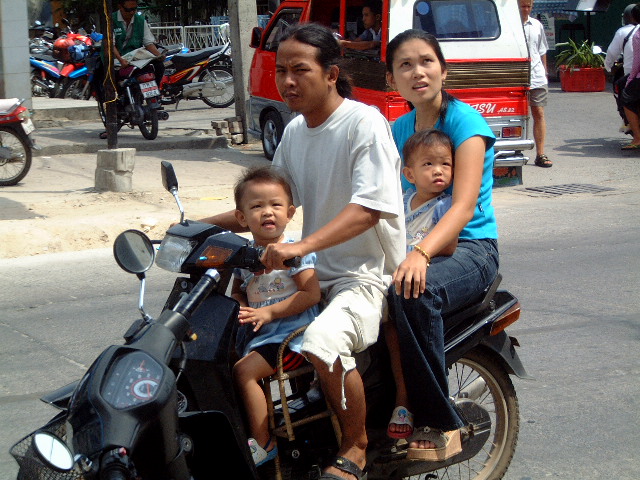 thai_2003_0227ag_phuket_familycar.jpg